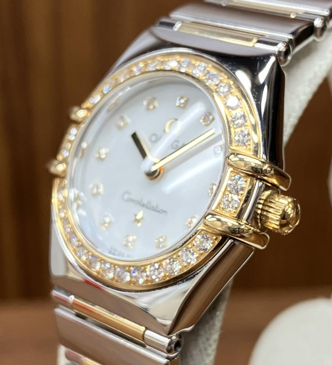 OMEGA Constellation Quartz Women's Watch with Diamond Bezel and 12 Diamonds, 1365.75, Shell Dial