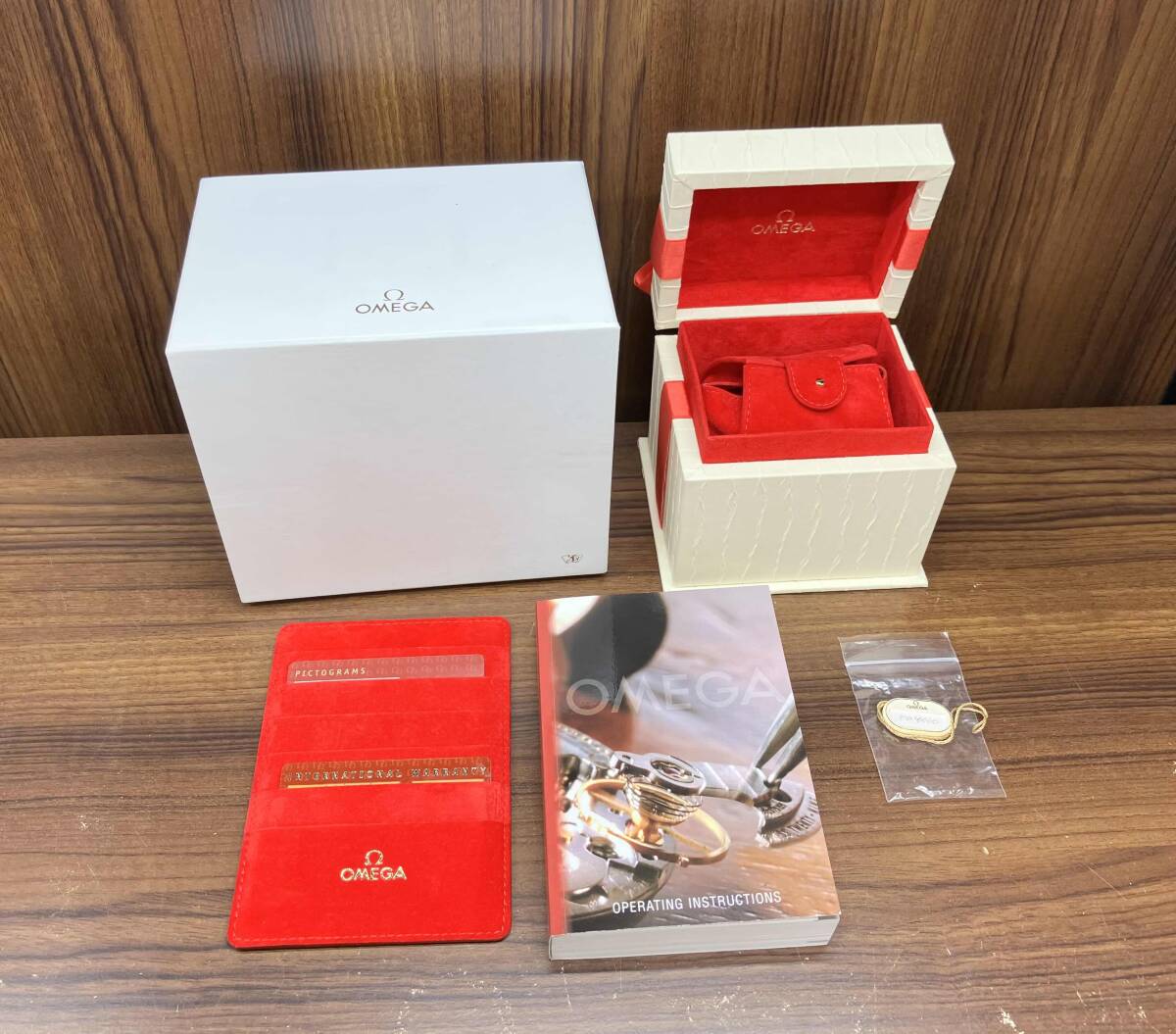 OMEGA Constellation Quartz Women's Watch with Diamond Bezel and 12 Diamonds, 1365.75, Shell Dial
