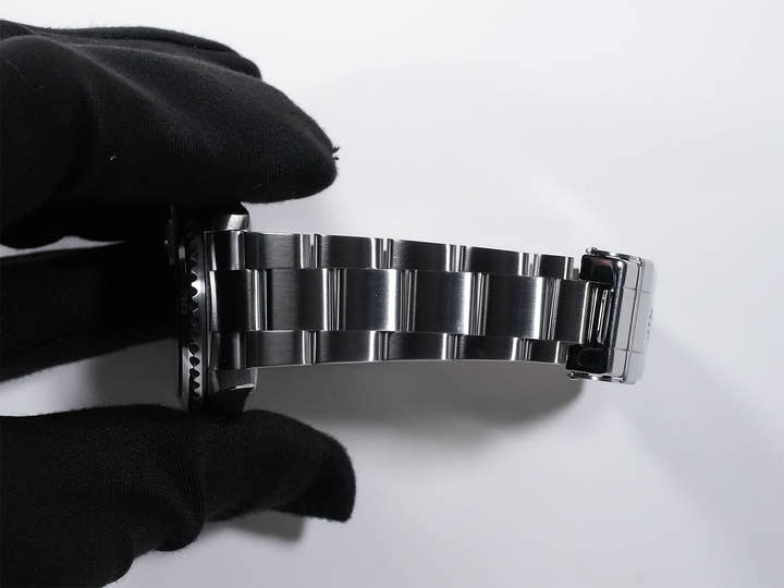 Rolex Submariner Date  Ref.16610LV V number