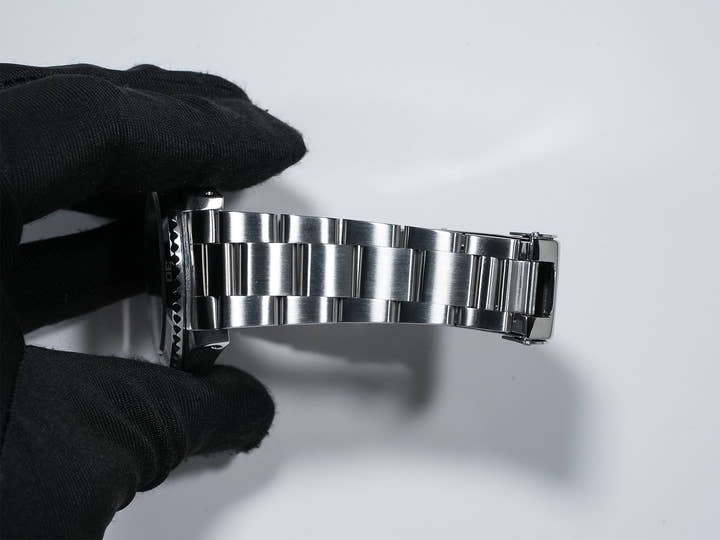 Rolex Submariner No Date  Ref.14060M V number